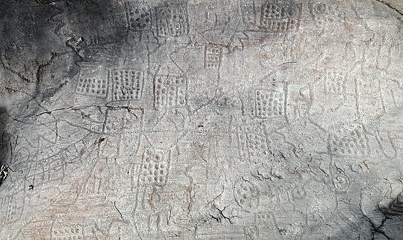 Pablo Allard على X: "RT @FedeItaliano76: 2. And here one of the first  depictions of private property—the Bedolina Map, Iron Age rock carving in  the petroglyph…" / X